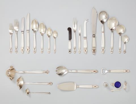 Copenhagen silver cutlery set, no. 62. Acorn/König model. Comprising 170 pieces: 12 dinner knives, forks and spoons, 18 starter knives and forks, 12 soup spoons, 11 cake forks and dessert spoons, four ladles, four salts with spoons, four pepper pots, five