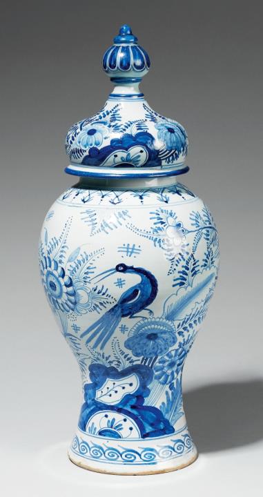  Ansbach - An Ansbach faience vase and cover