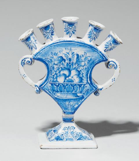  Fayencemanufaktur Nürnberg - A rare blue and white Nuremberg faience tulip vase