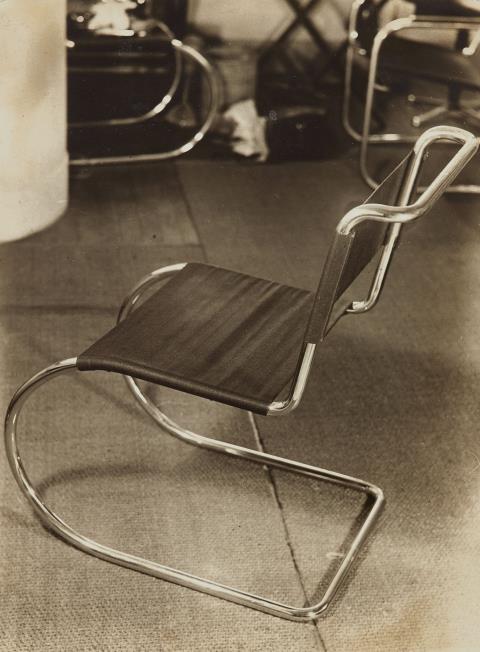 Iwao Yamawaki - Stahlrohr-Freischwinger. Arbeitstisch und -Stühle am Bauhaus.