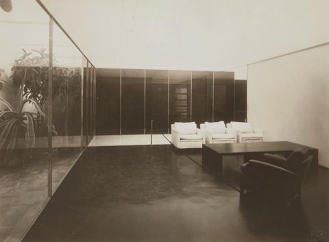 Walter Lutkat - Der Glasraum, Wohnbereich mit Bücherwand in der Werkbund-Ausstellung "Die Wohnung"