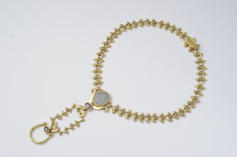 Wolfgang Skoluda - A 22k gold and intaglio chain collier