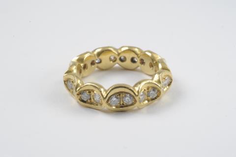 Falko Marx - A 21k gold and diamond eternity ring