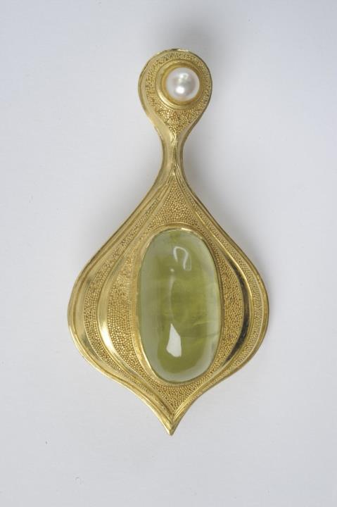 Falko Marx - A chrysoberyl brooch with granulated decor