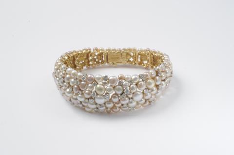 Gilbert Albert - An 18k gold and pearl cocktail bracelet