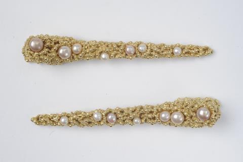 Gilbert Albert - A pair of 18k gold and pearl hair clips