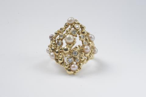 Gilbert Albert - An 18k gold, pearl, and diamond ring