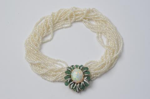 Henri Weber - An 18k white gold and pearl strand collier