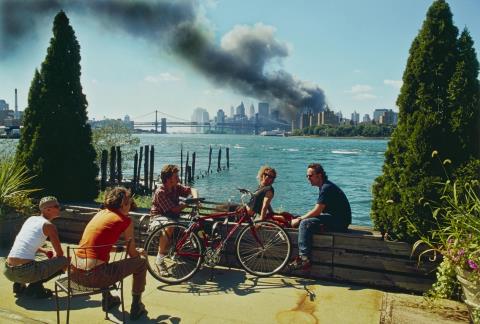Thomas Höpker - View of Manhattan from Williamsburg, Brooklyn, on September 11, 2001