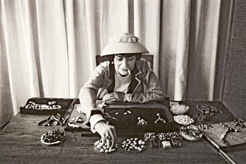 Mark Shaw - Mark Shaw, Coco Chanel creates jewelry in her workroom, 1957