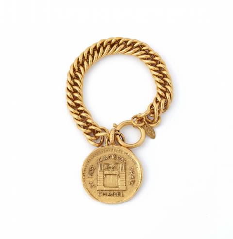 Chanel - Armband mit Medaille "Rue Cambon" von Chanel, Anfang 1980er Jahre