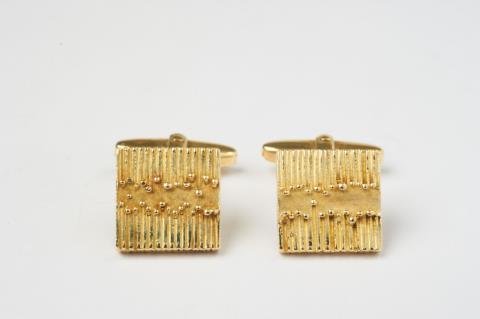 John & Ursula Parry - A pair of 18k gold cufflinks with relief decor by John & Ursula Parry