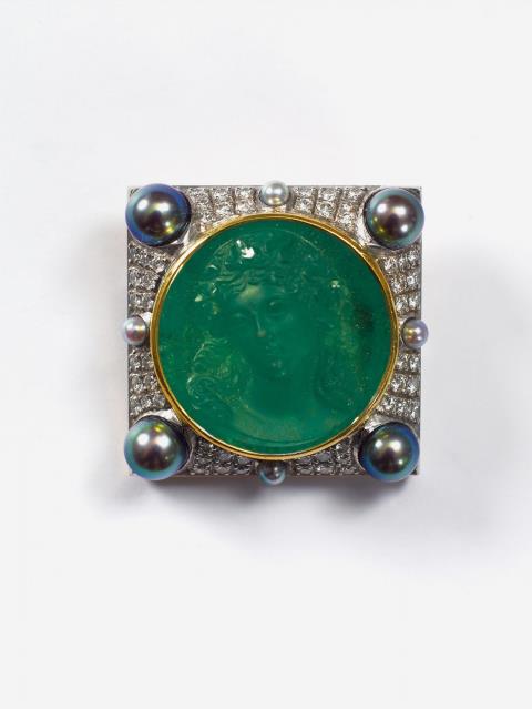 Karl Friedrich - An 18k gold and carved emerald brooch