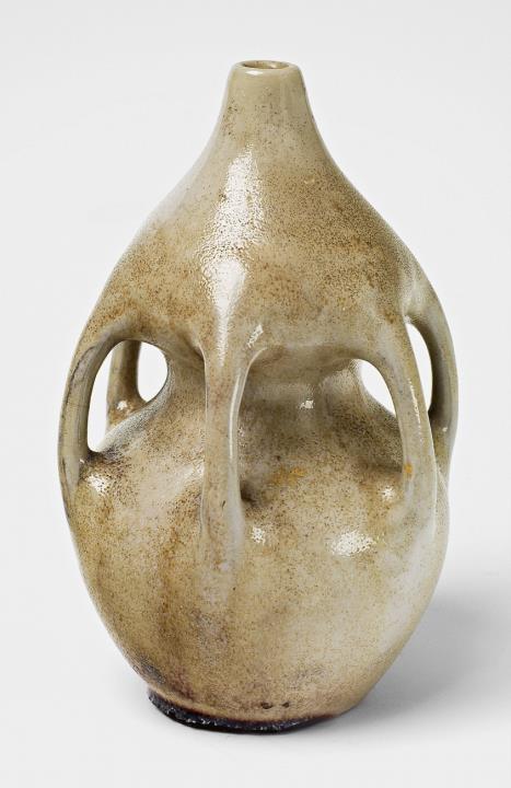  Steinzeugfabrik und Kunsttöpferei Reinhold Hanke - A beige gourd-form feldspar and copper glazed stoneware vase