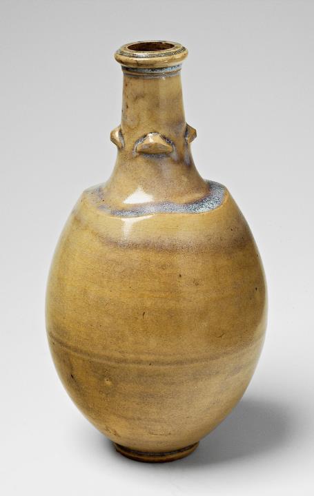  Steinzeugfabrik und Kunsttöpferei Reinhold Hanke - A small beige feldspar glazed stoneware vase