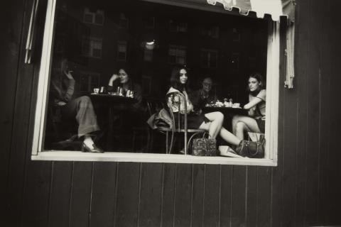 Garry Winogrand - Restaurant Window, Boston (aus der Serie: Women are beautiful)