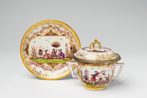Johann Gregorius Hoeroldt - An early Meissen porcelain ecuelle and saucer
