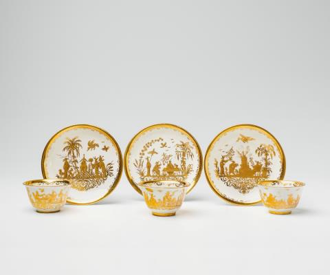 Abraham Seuter - Three Meissen porcelain teabowls with "goldchinesen"
