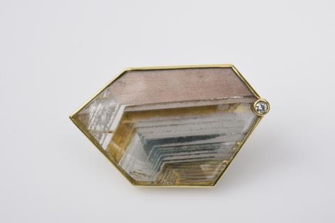Hans-Leo Peters - A gold and phantom quartz brooch