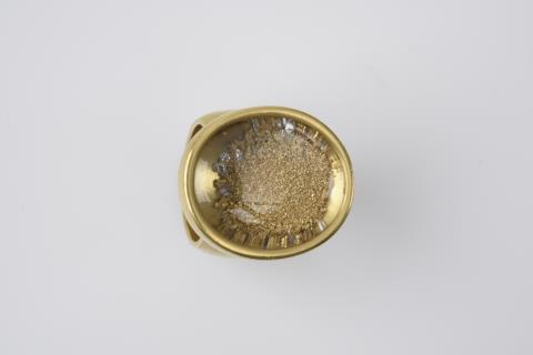 Falko Marx - An 18k gold capsule ring by Falco Marx