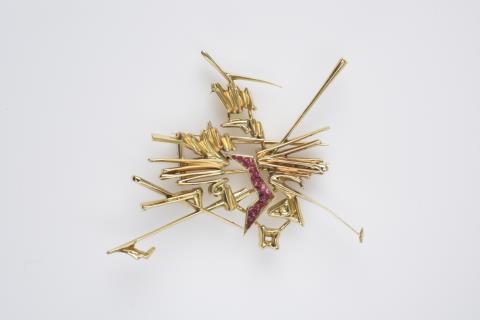 Georges Mathieu - An 18k gold brooch by Georges Mathieu