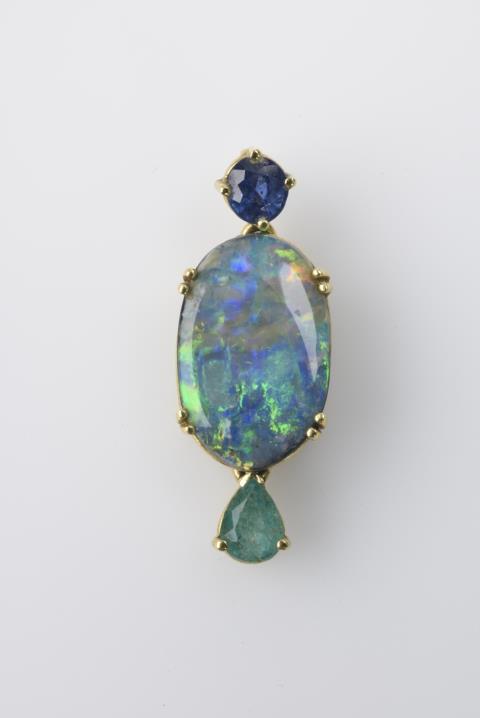 Renate Wander - A small 18k gold and opal pendant