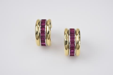 Gebrüder Hemmerle - A pair of 18k gold and platinum hoop earrings