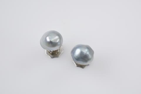 Renate Wander - A pair of 14k white gold and Tahiti pearl stud earrings