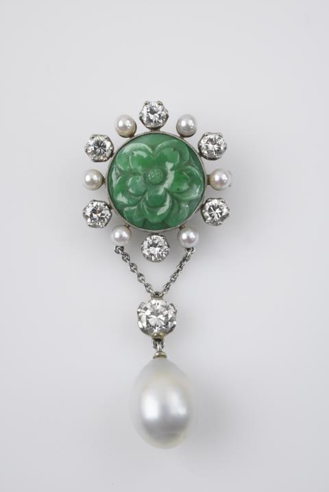 Renate Wander - A small 18k white gold and jade pendant brooch