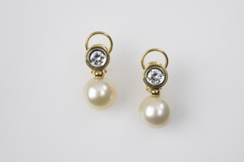 René Kern - A pair of 18k gold and South Sea pearl pendant earrings