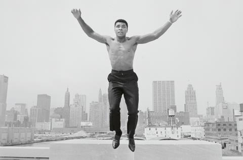 Thomas Höpker - Muhammad Ali springt vom Geländer einer Brücke über den Chicago River