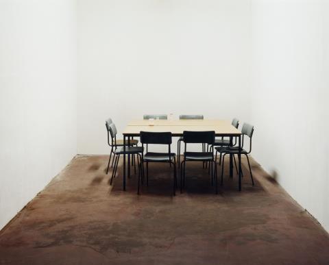 Ricarda Roggan - Acht Stühle und zwei Tische