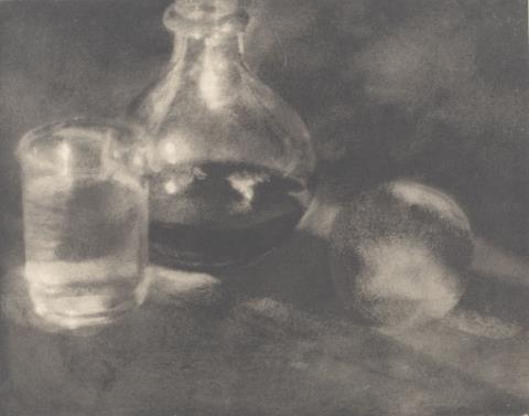Heinrich Kühn - Weinflasche, Wasserglas und Apfel
