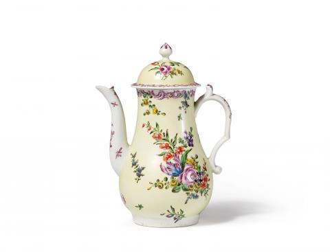  Worcester - An English porcelain coffee pot