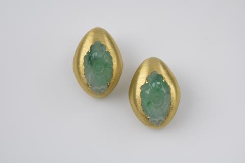 Jeweller Koch - A pair of 18k gold and jadite clip earrings