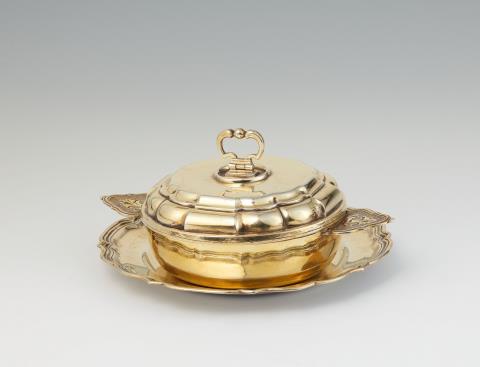 Johann Ludwig I Schoap - A Régence Augsburg silver gilt ecuelle and stand