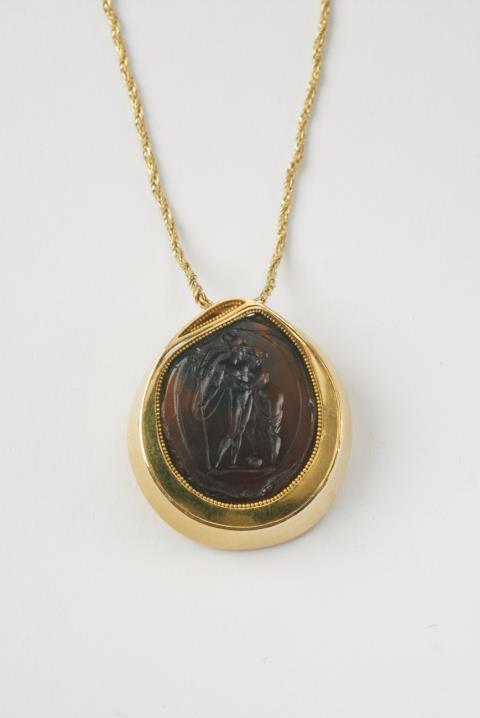An 18k gold sautoir with an intaglio pendant