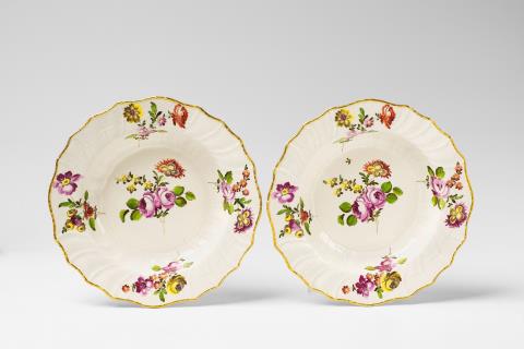  Wien, Kaiserliche Manufaktur unter Maria Theresia - Paar Suppenteller mit Blumen aus einem Service
