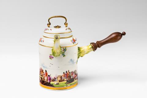 Christian Friedrich Herold - A Meissen porcelain chocolate pot with "kauffahrtei" scenes