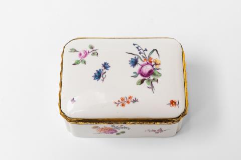 A German porcelain snuff box
