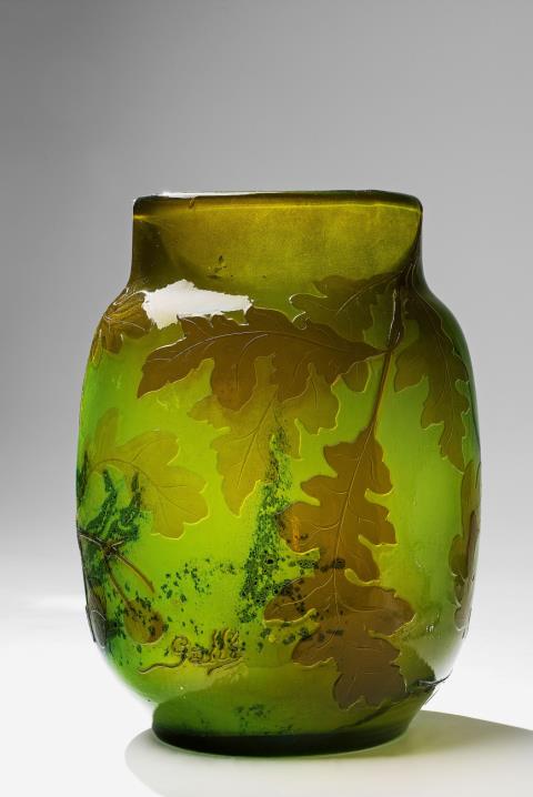  Gallé (Cristallerie de Gallé) - A Gallé cameo glass vase with oakleaf decor