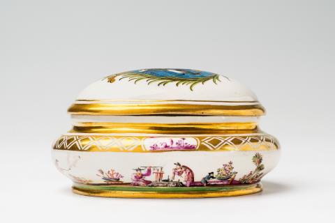 Johann Gregorius Hoeroldt - A Meissen porcelain sugar box with rare heraldic decor