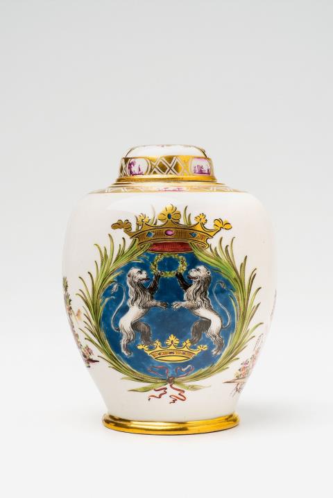 Johann Gregorius Hoeroldt - A Meissen porcelain tea caddy with rare heraldic decor