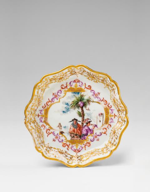 Johann Gregorius Hoeroldt - A Meissen porcelain dish with half-figure Chinoiseries