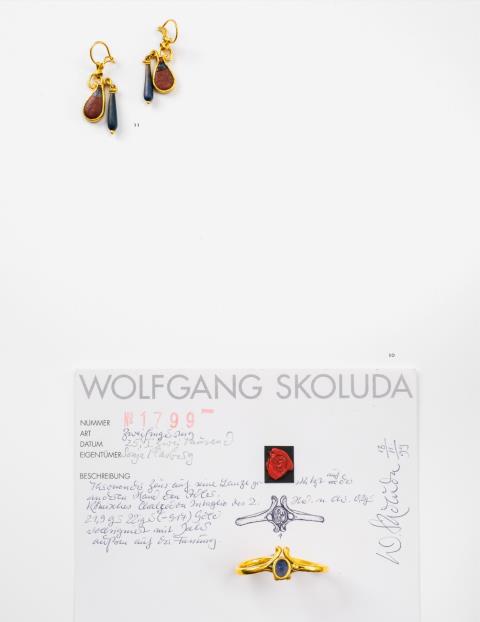 Wolfgang Skoluda - A 22k gold two-finger ring with a Roman intaglio