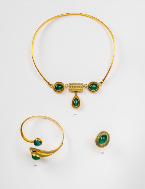 Elisabeth Treskow - An 18k gold and emerald spiral bangle