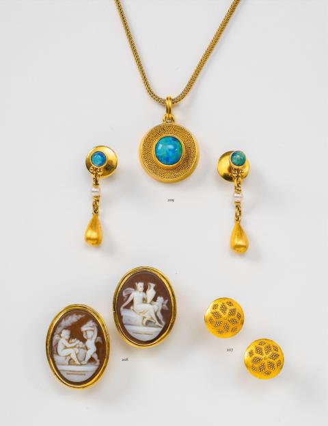 Christa Bauer - A pair of 18k gold granulation earrings