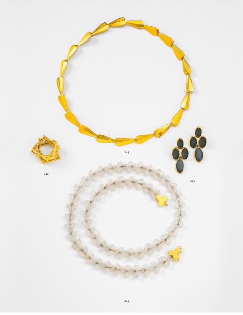Christa Lüthje - A pair of 21k gold hematite earrings