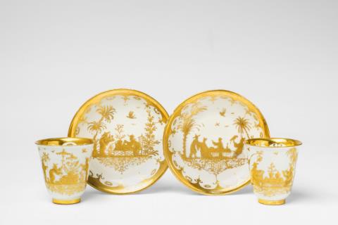 Abraham Seuter - A pair of Böttger porcelain beakers with chinoiserie decor