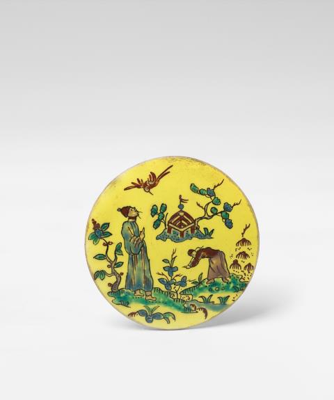  Chantilly - A round porcelain box lid with famille-verte decor
